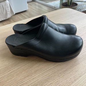 Dansko 'Sonja' Leather Clog   BLACK CABRIO, Size 41W